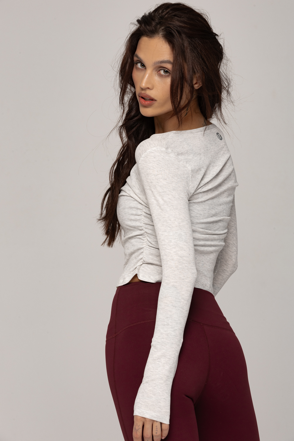 Лонгслив спортивный со сборкой по бокам