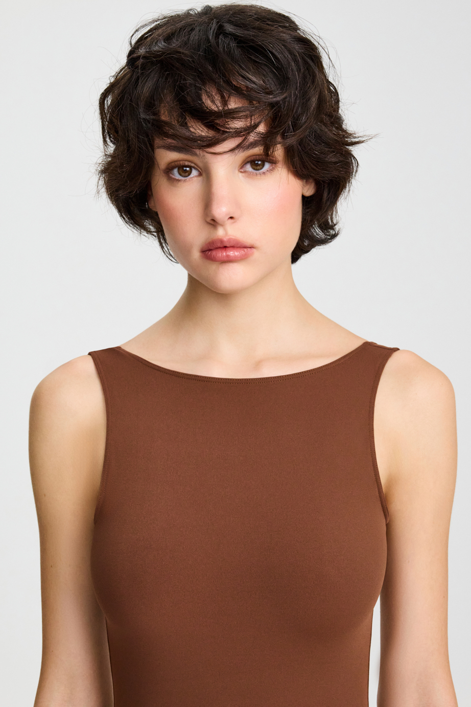 Комбинезон с глубоким вырезом, для фитнеса и йоги, с брюками-клеш, без чашечек