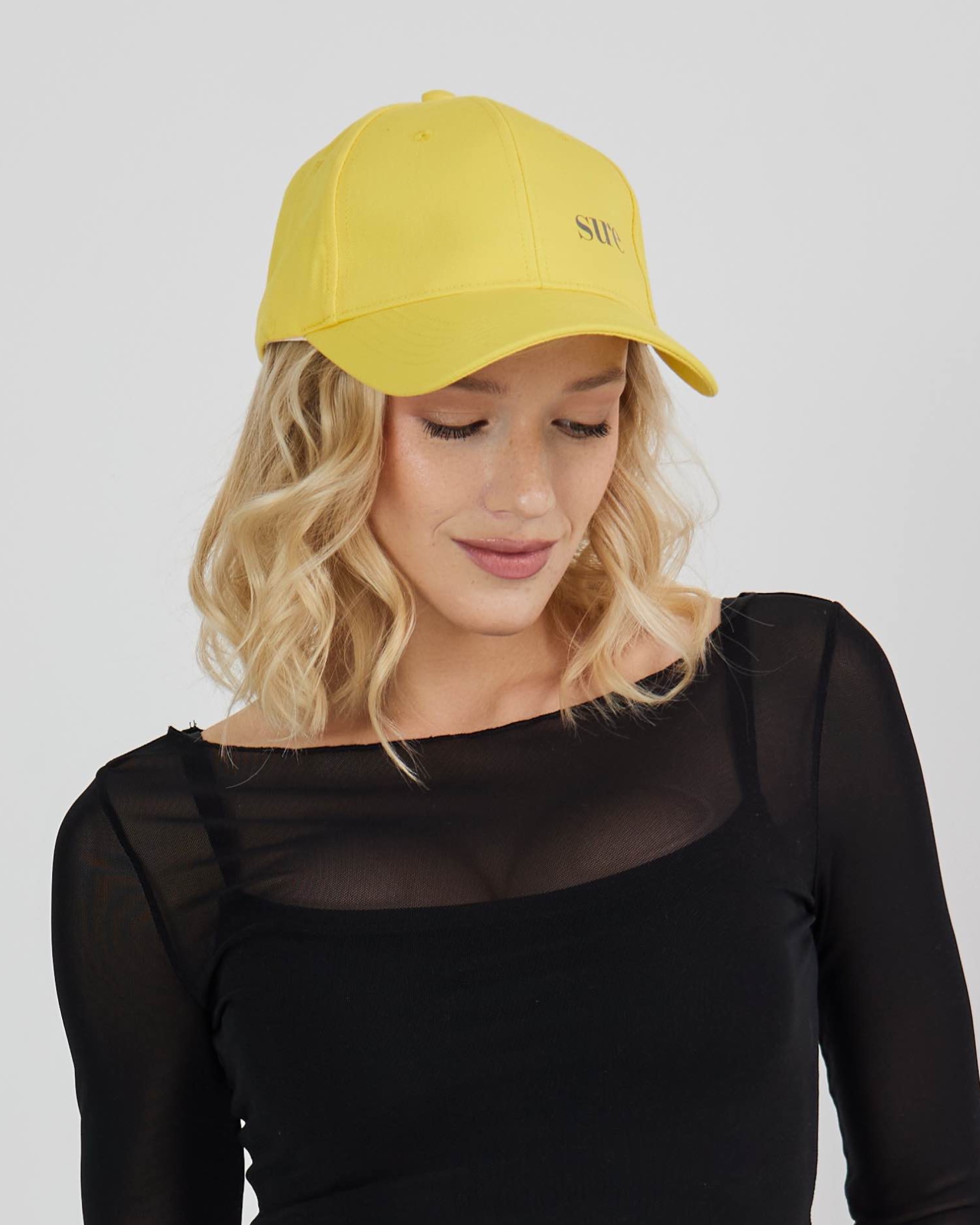 Кепка-бейсболка с маленьким логотипом