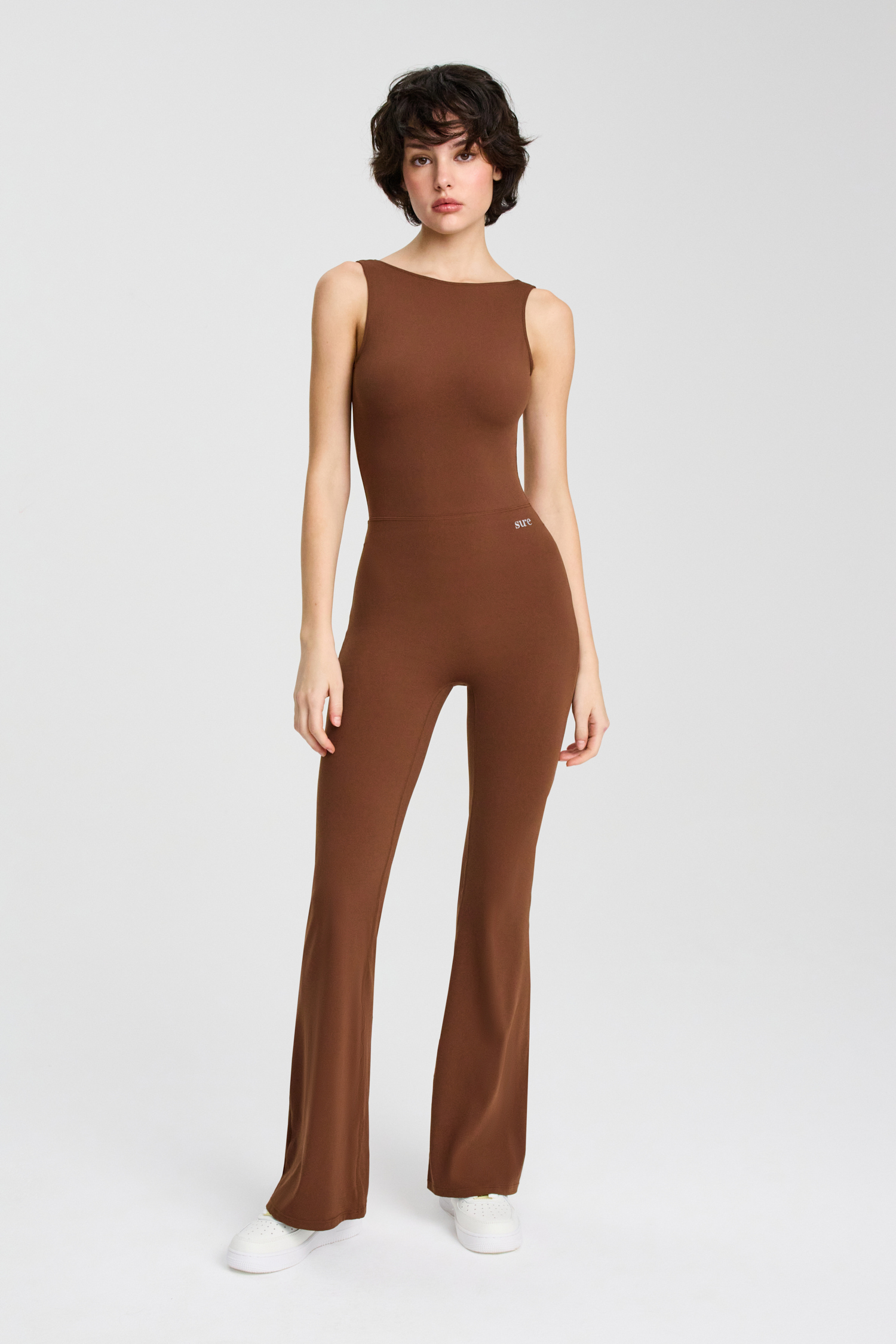 Комбинезон с глубоким вырезом, для фитнеса и йоги, с брюками-клеш, без чашечек