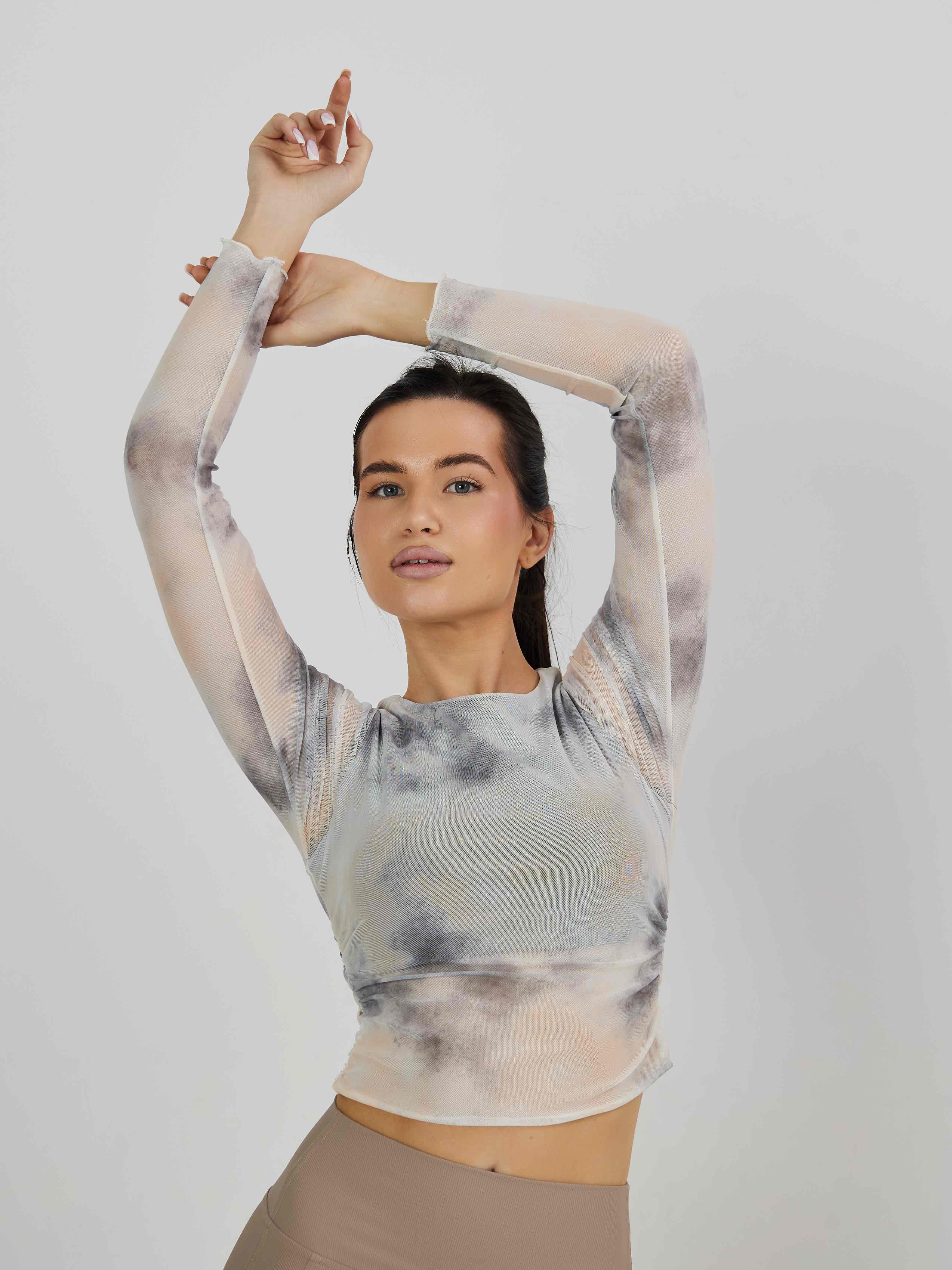 Лонгслив из сетки в технике tye-die с встроенным топом