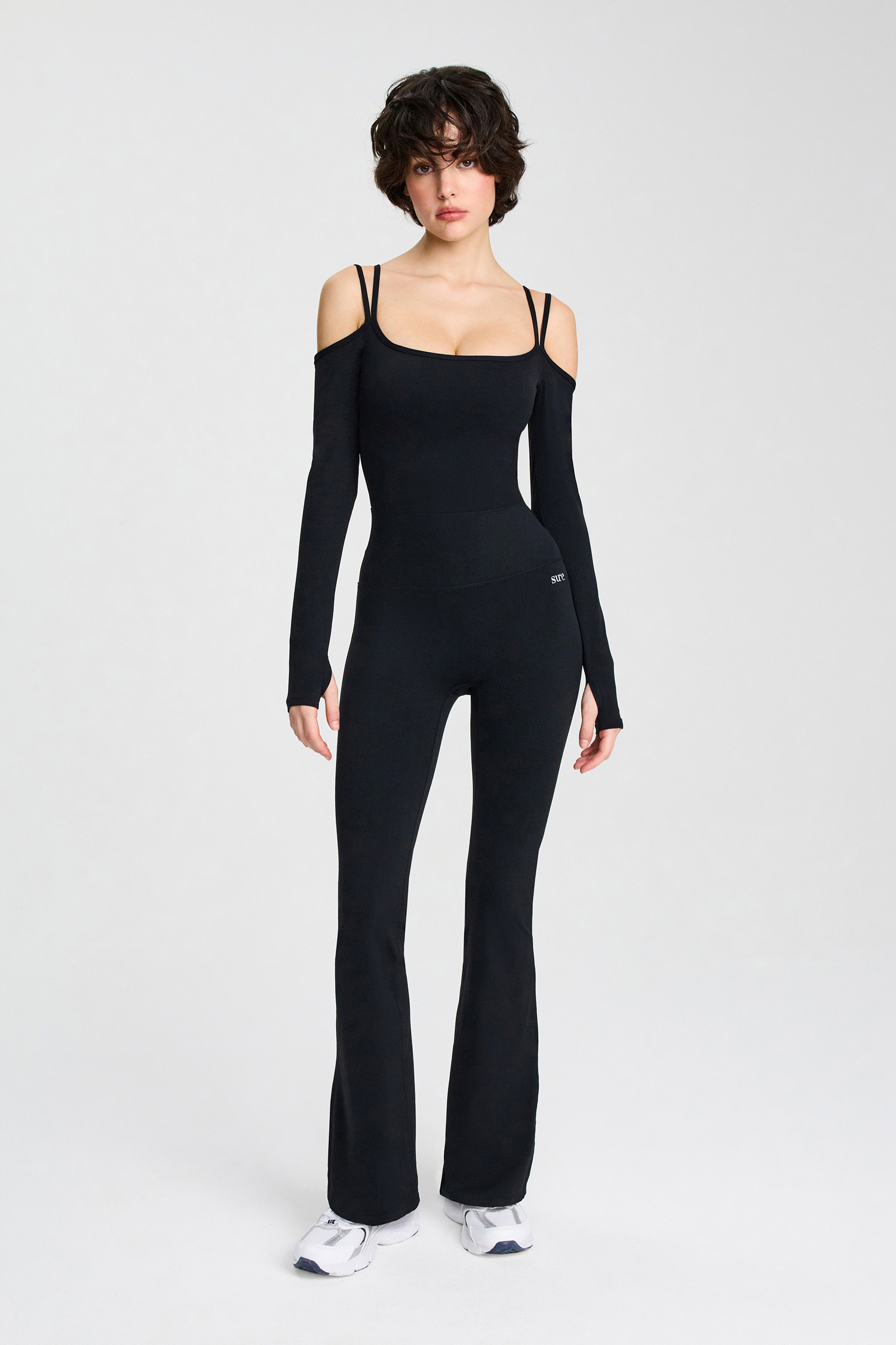 Комбинезон с длинным рукавом, открытыми плечами и двойными бретелями, брюками-клеш и съемными чашечками