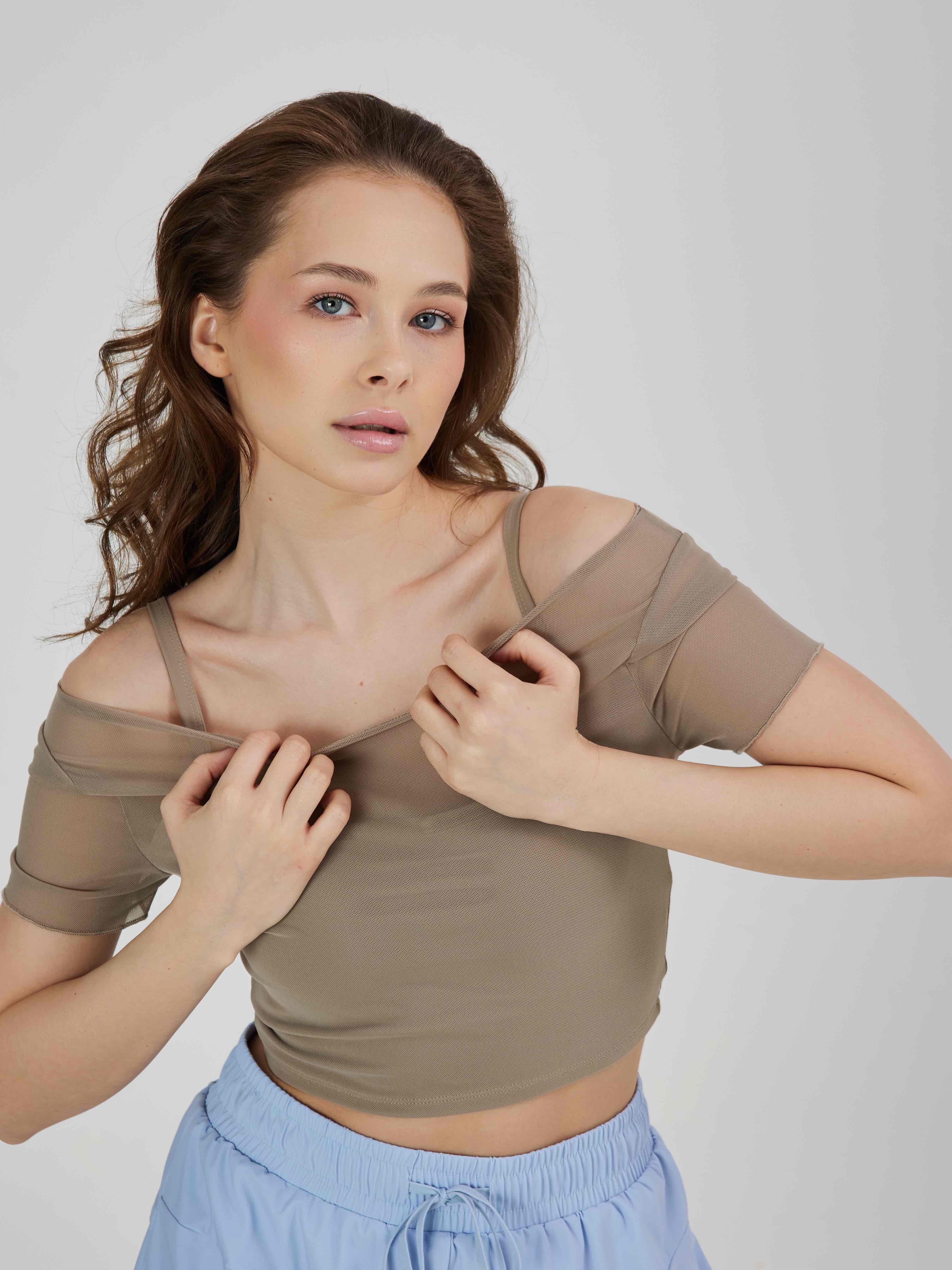 Укороченная футболка из сетки с внутренним топом