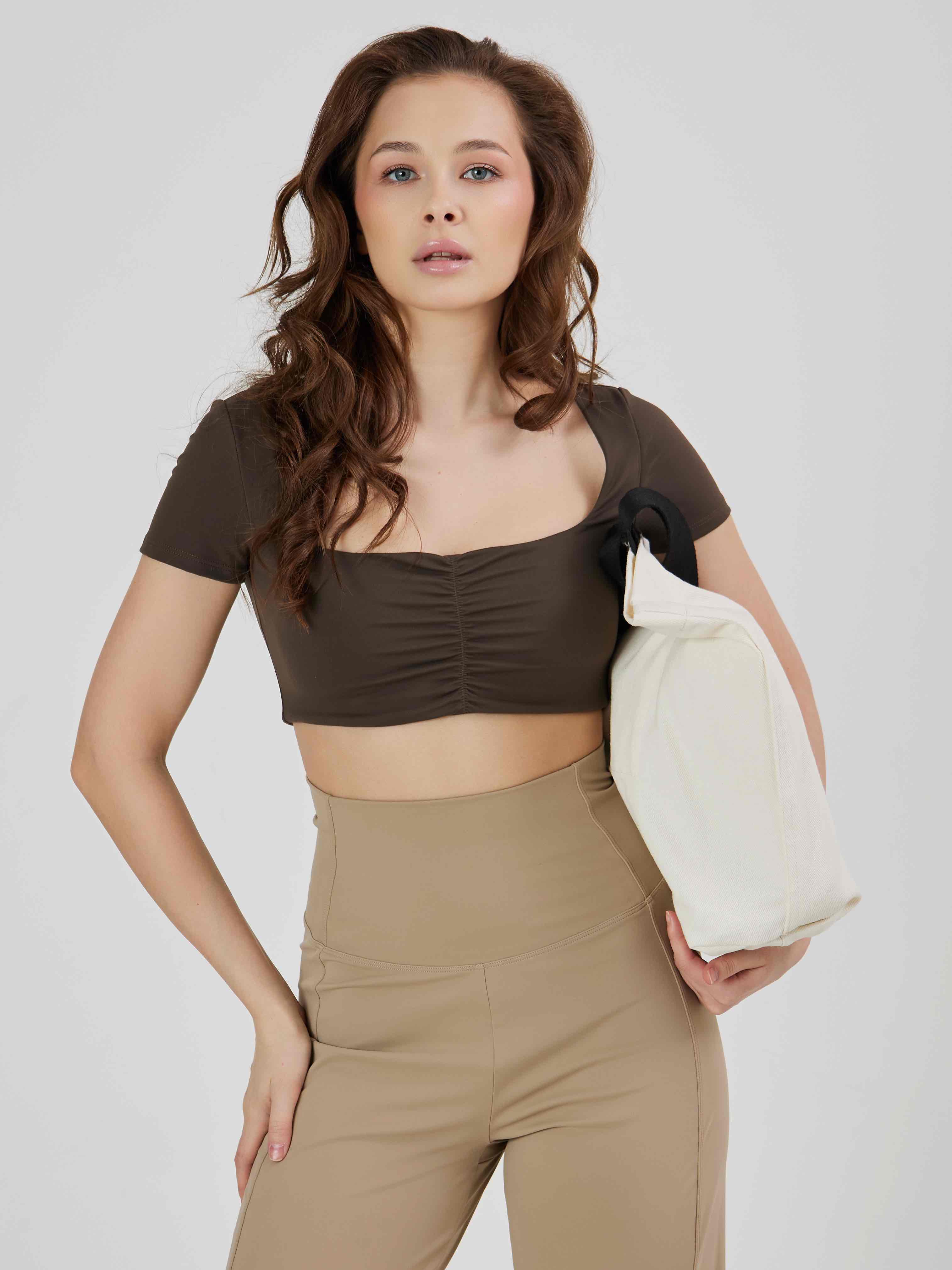 Топ с коротким рукавом со сборкой на груди