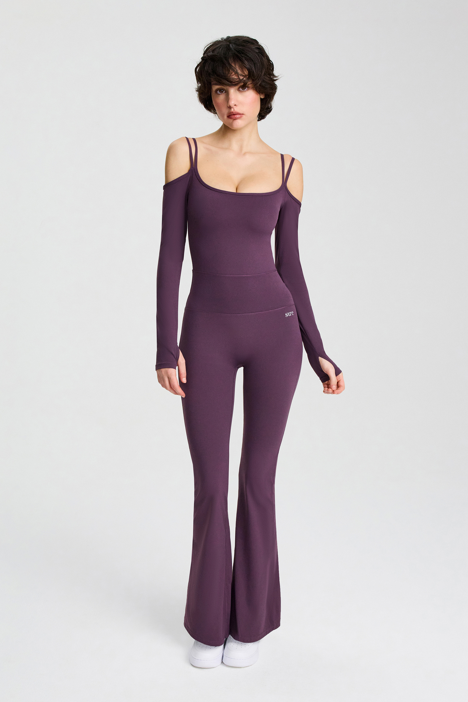 Комбинезон с длинным рукавом, открытыми плечами и двойными бретелями, брюками-клеш и съемными чашечками