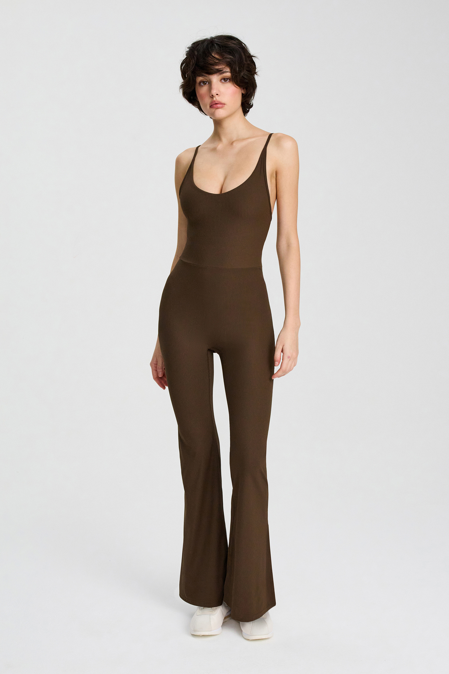 Комбинезон в рубчик с перекрестной шнуровкой на спине, брюками-клеш и съемными чашечками