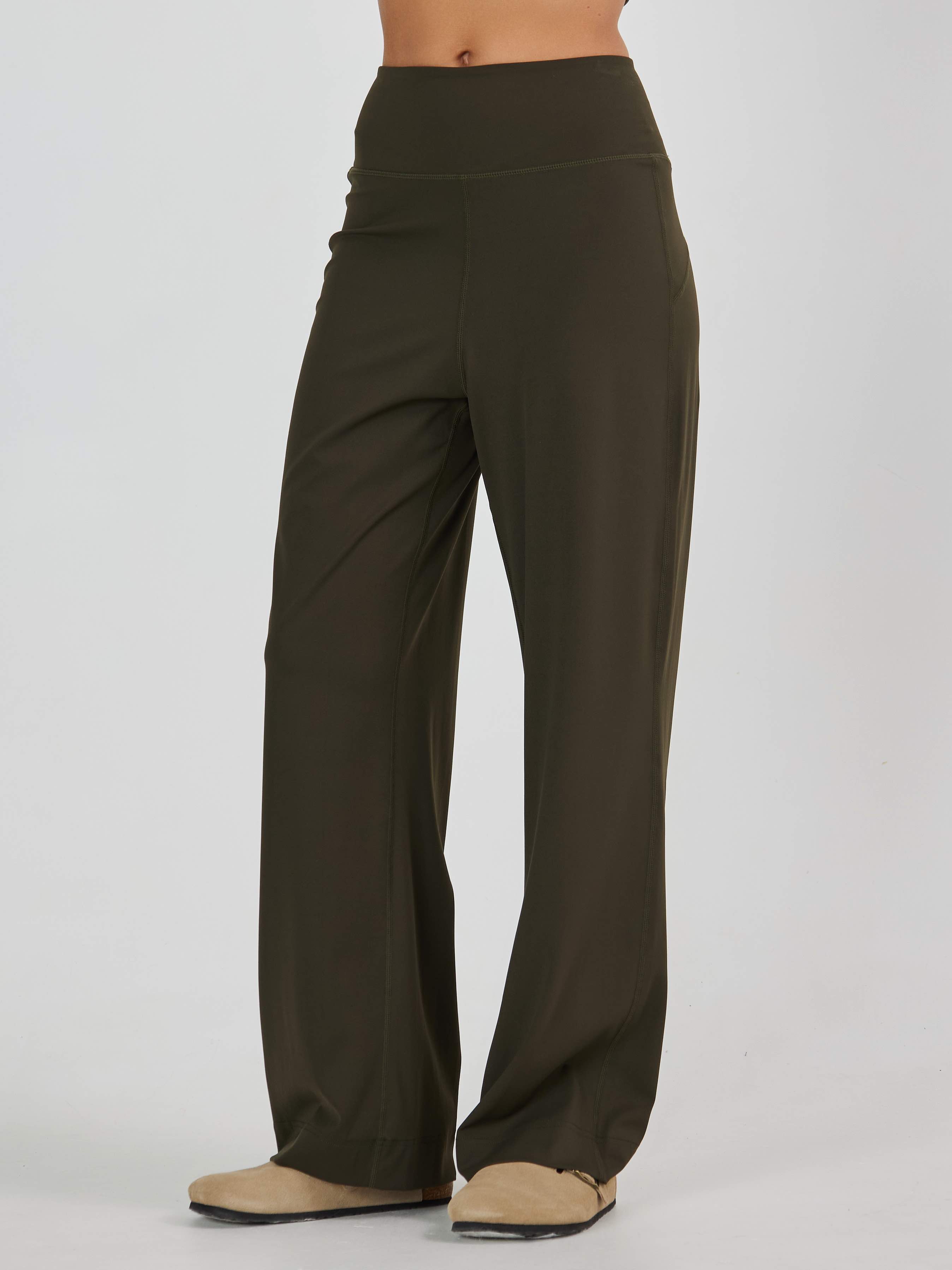 Брюки широкие на резинке с карманом на поясе сзади