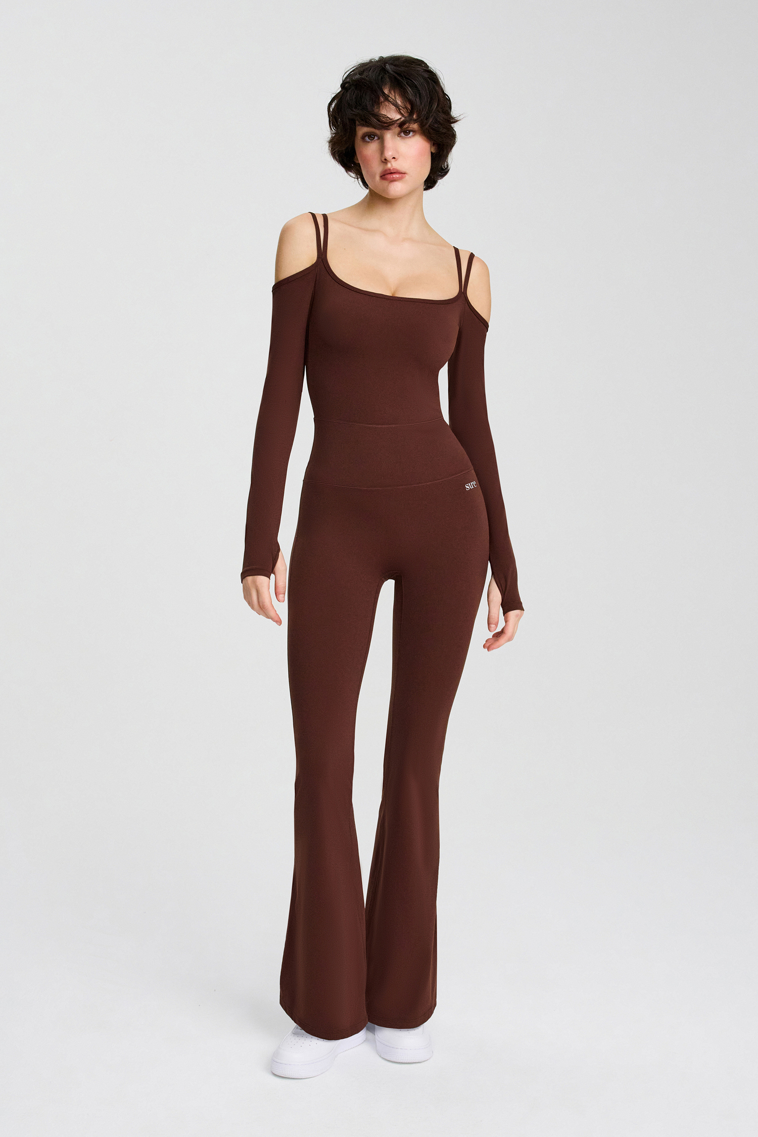 Комбинезон с длинным рукавом, открытыми плечами и двойными бретелями, брюками-клеш и съемными чашечками