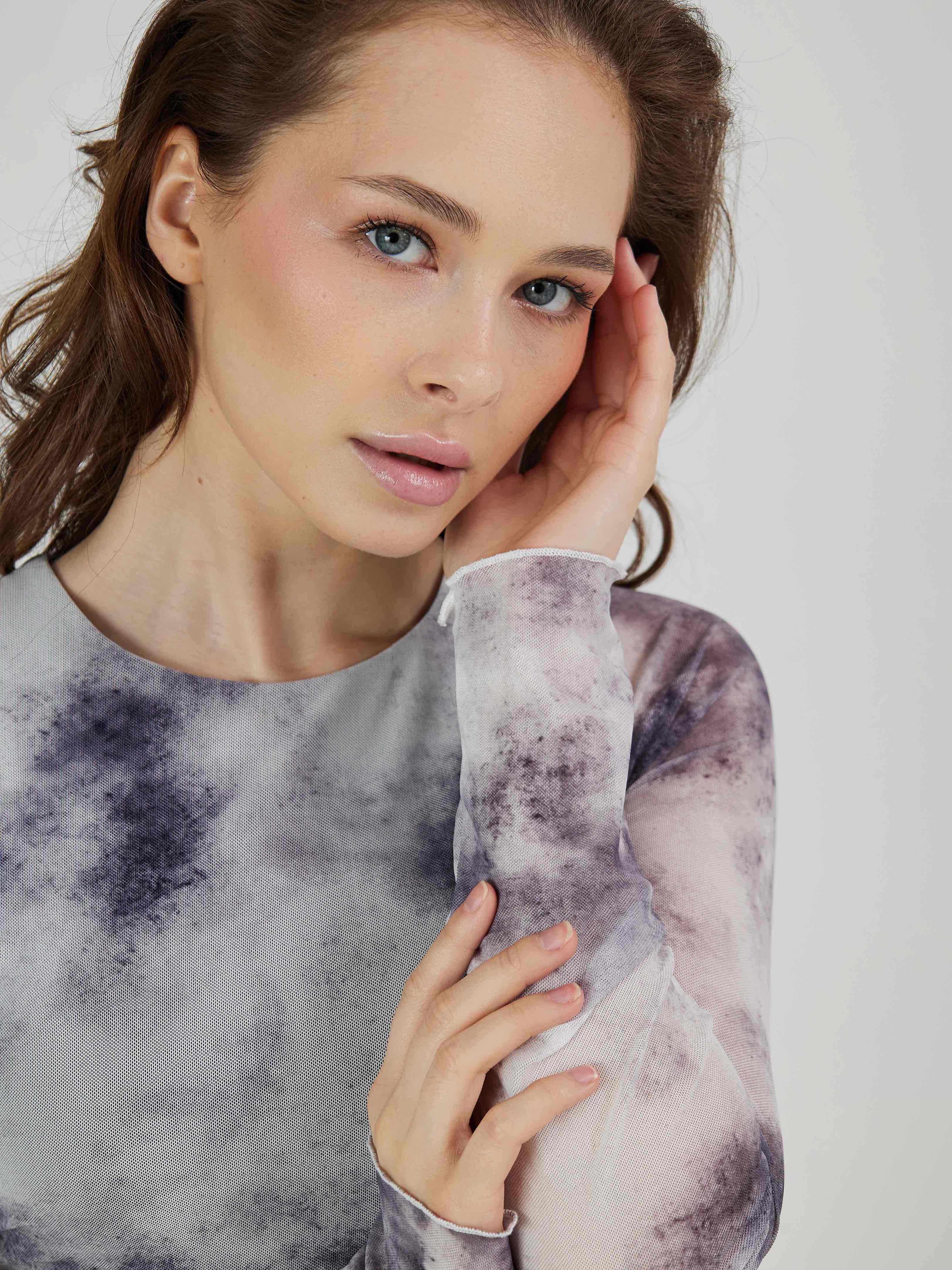 Лонгслив из сетки в технике tye-die с встроенным топом