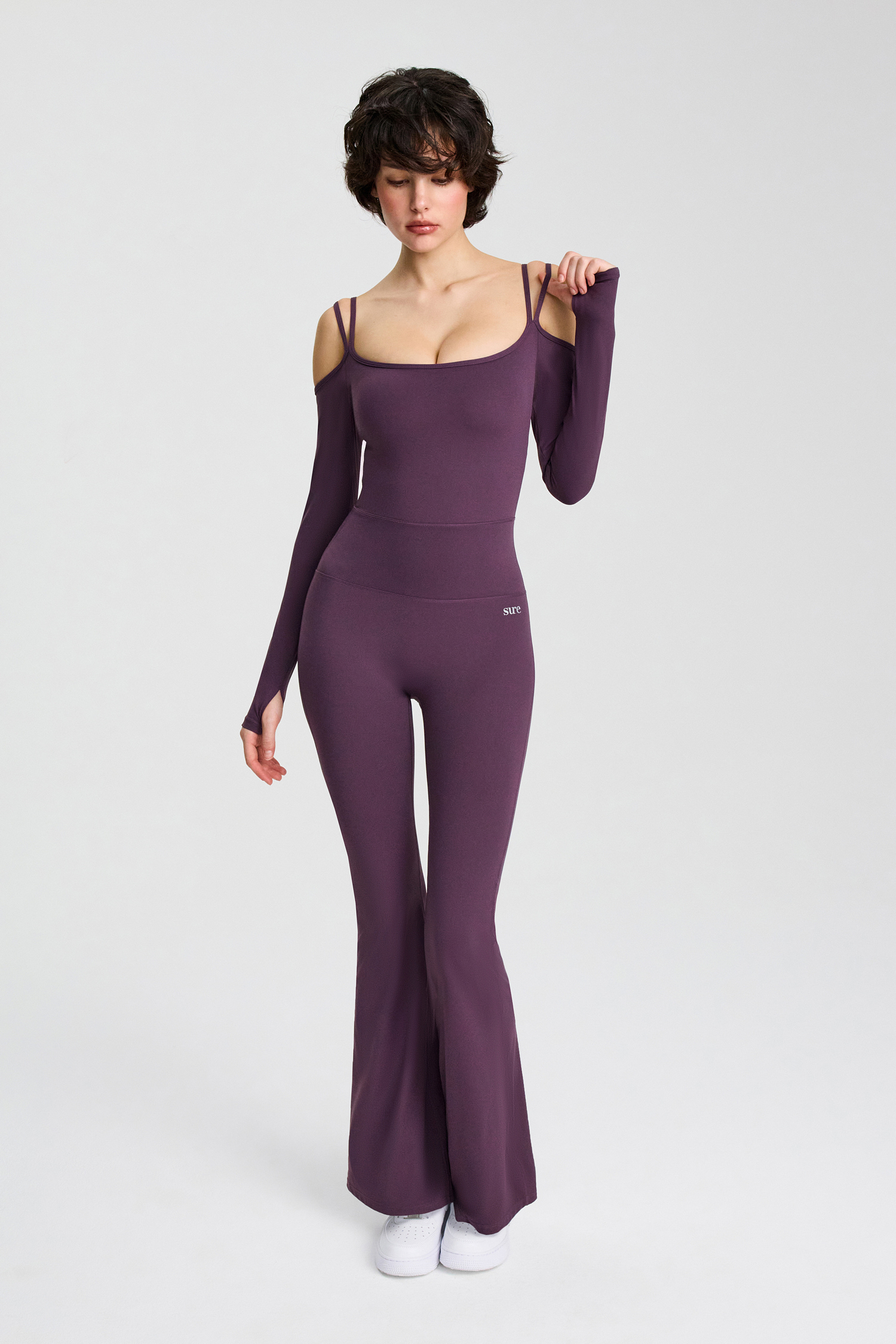 Комбинезон с длинным рукавом, открытыми плечами и двойными бретелями, брюки-клеш, съемные чашечки