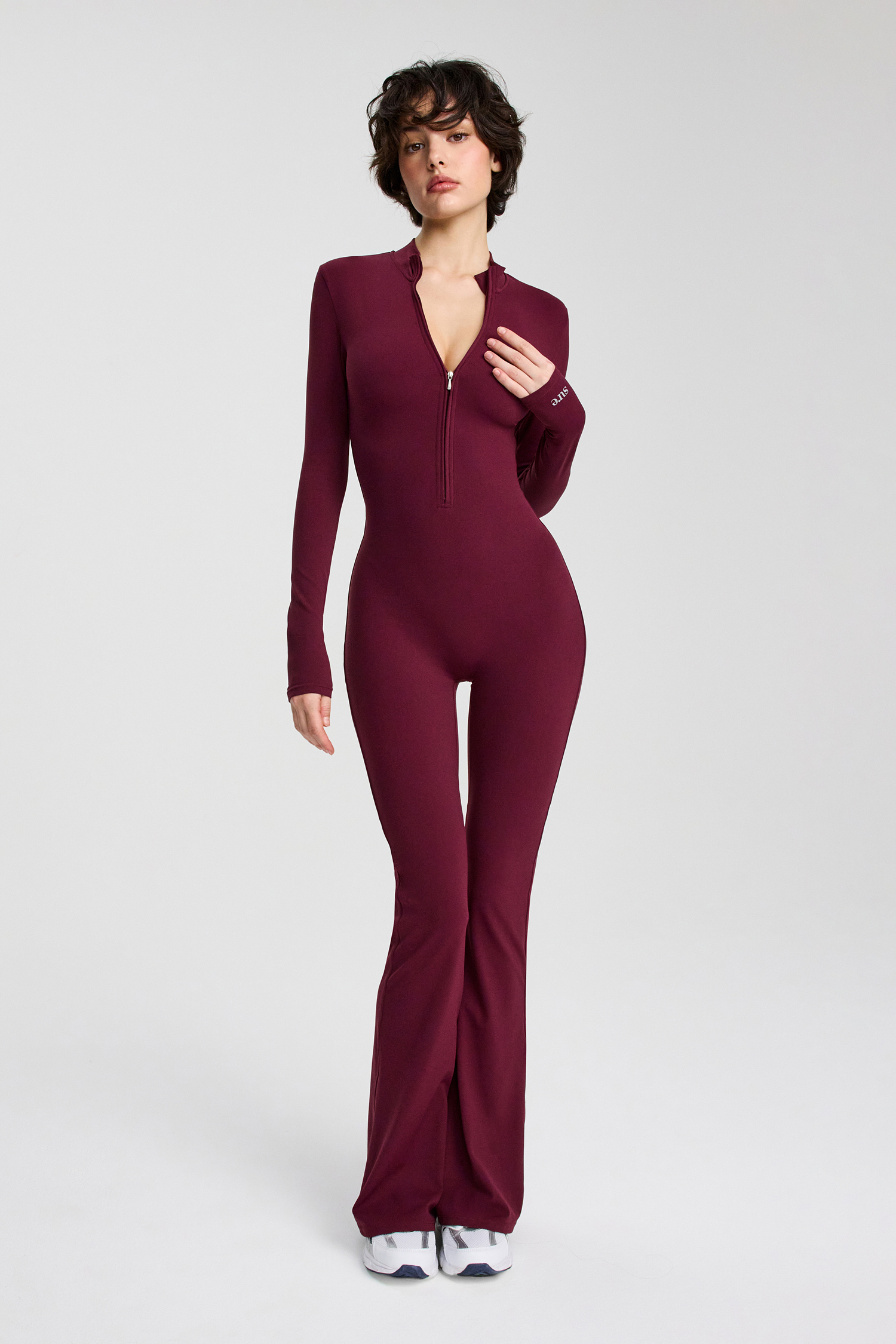 Комбинезон с длинными рукавами и брюками-клеш, с молнией на груди