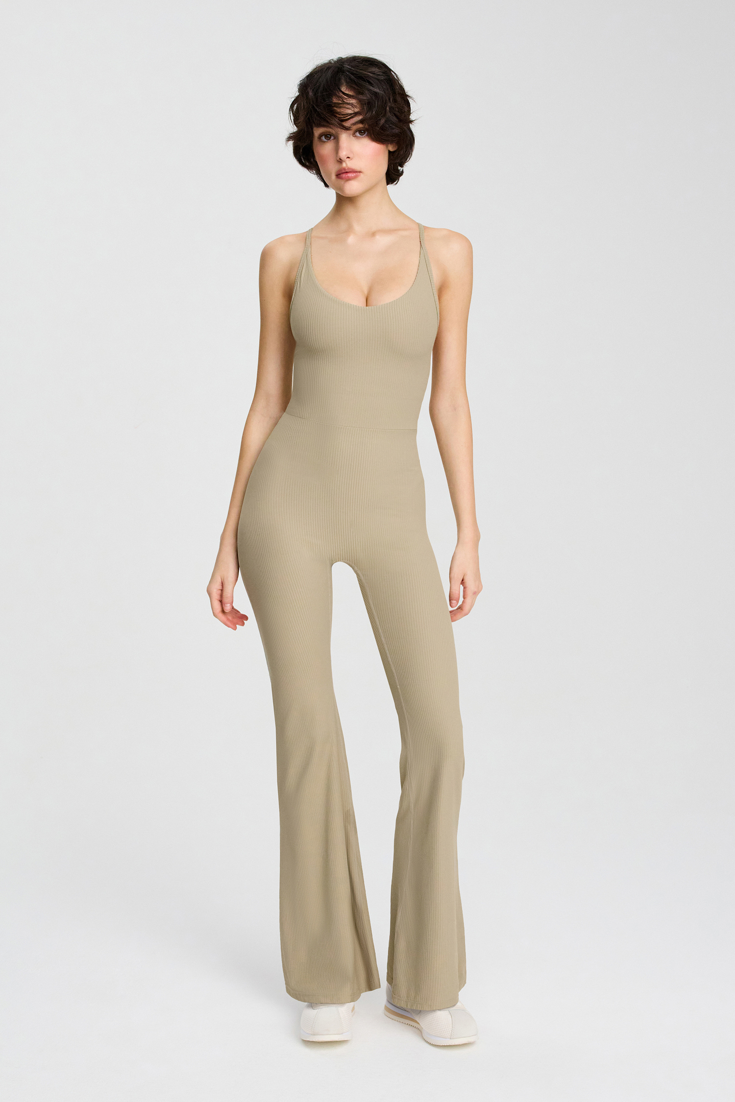 Комбинезон в рубчик с перекрестной шнуровкой на спине, брюками-клеш и съемными чашечками