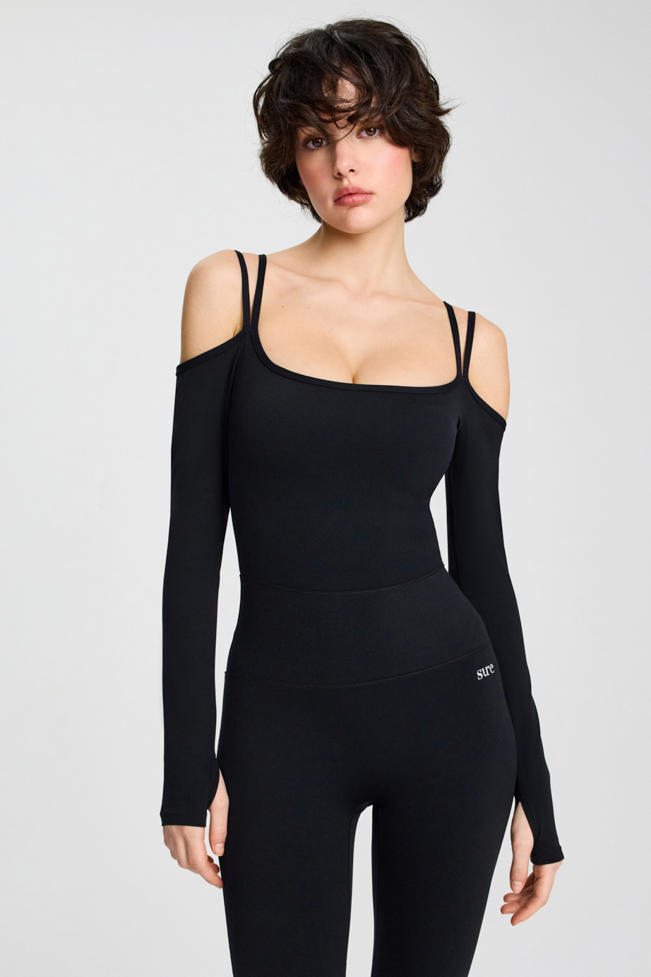 Комбинезон с длинным рукавом, открытыми плечами и двойными бретелями, брюки-клеш, съемные чашечки