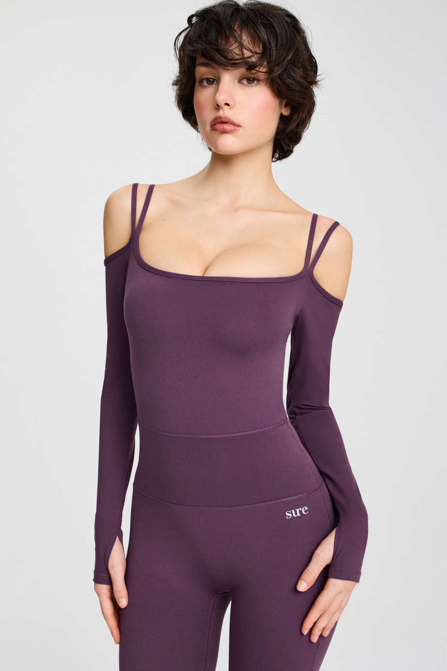 Комбинезон с длинным рукавом, открытыми плечами и двойными бретелями, брюки-клеш, съемные чашечки