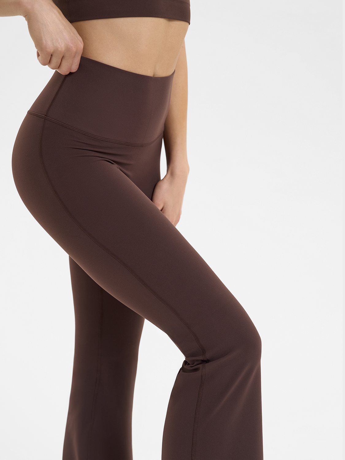 Спортивные брюки-клеш с высокой посадкой