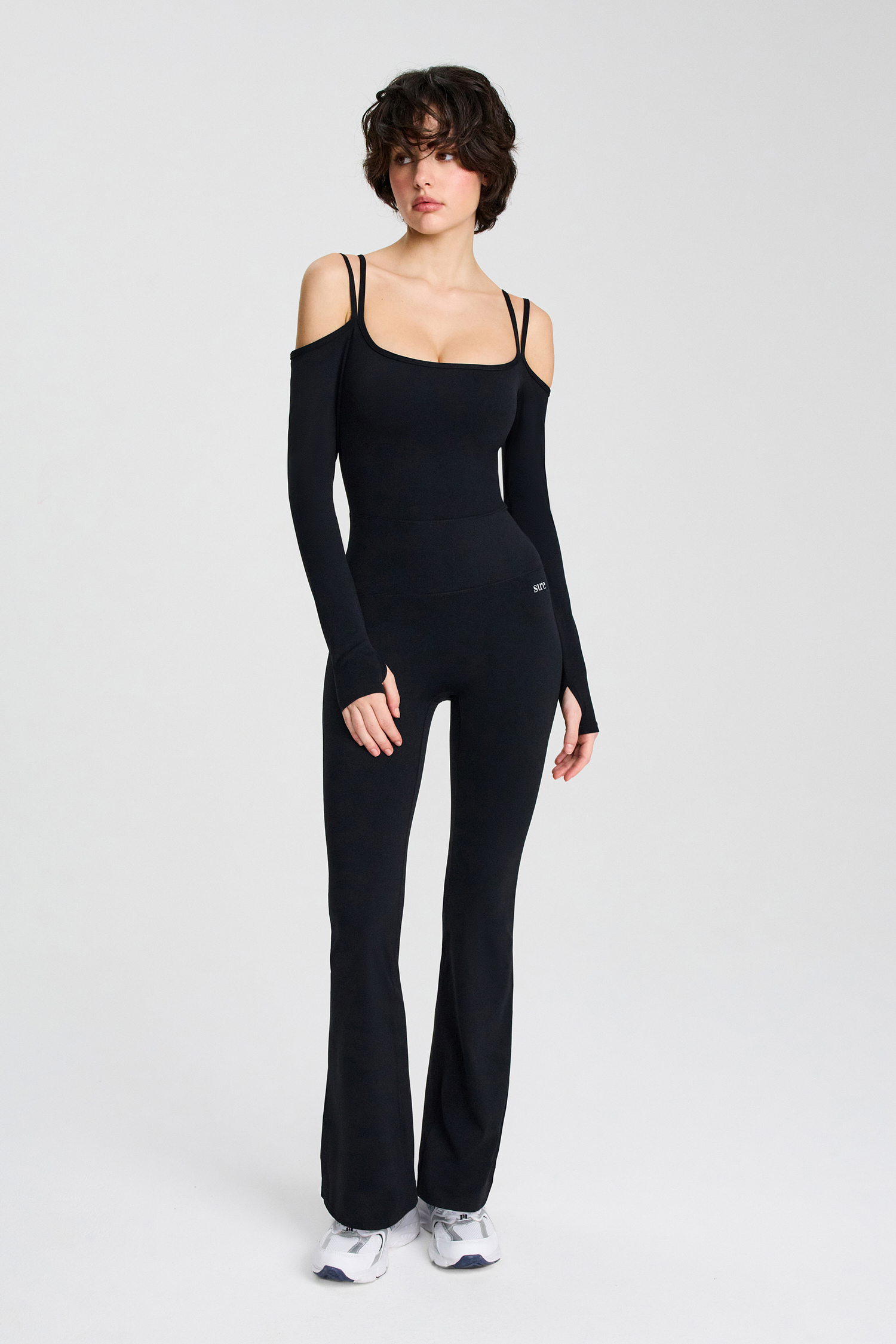 Комбинезон с длинным рукавом, открытыми плечами и двойными бретелями, брюки-клеш, съемные чашечки