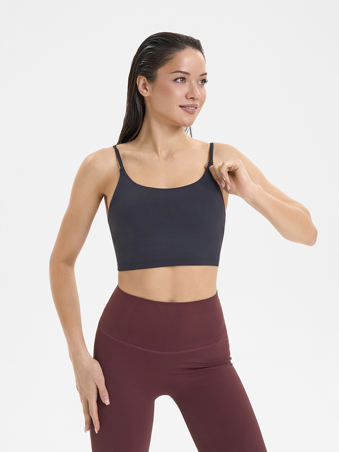 Спортивный топ-бра со средней поддержкой на тонких бретелях