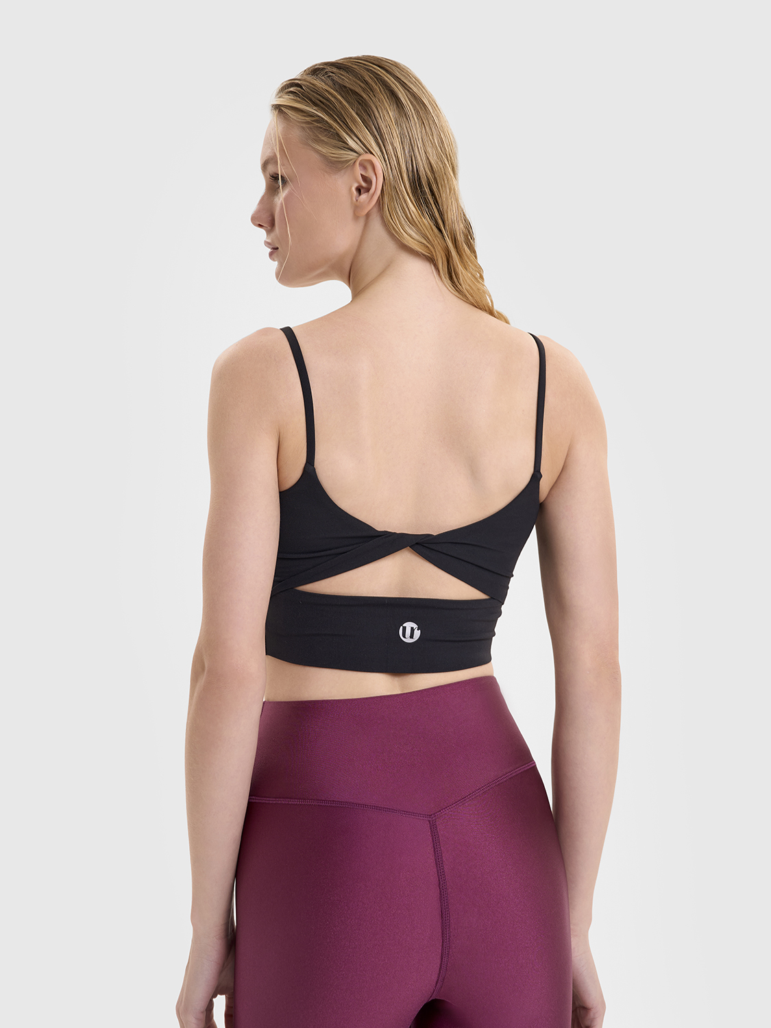 Спортивный топ-бра со средней поддержкой и фигурной вставкой на спине